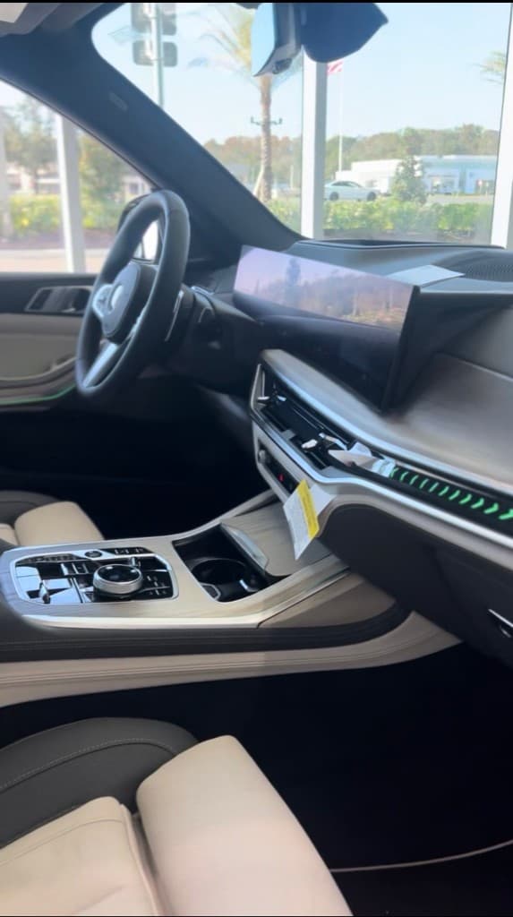 BMW X7 — curved display and cockpit