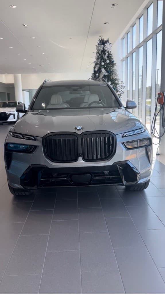 2023 BMW X7 xDrive40i — front exterior